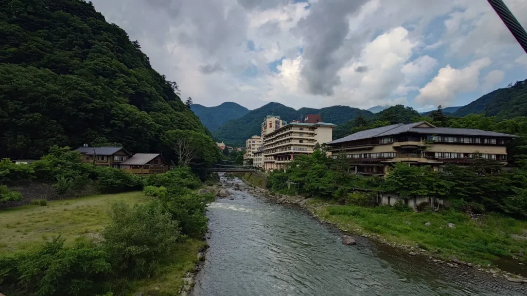 鬼怒川黄金橋から見た男鹿川上流