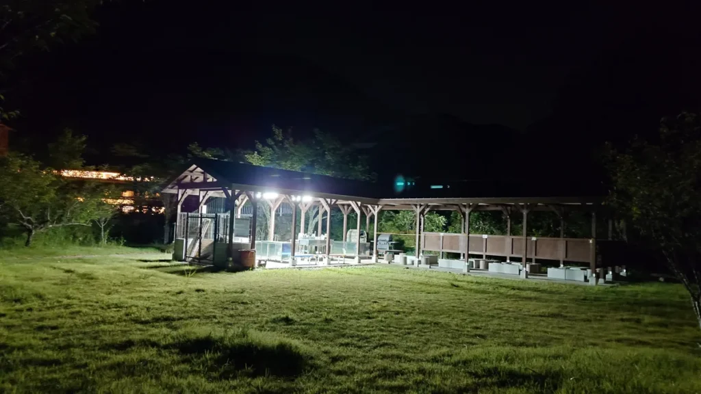 川治温泉薬師の湯キャンプ場夜の炊事場