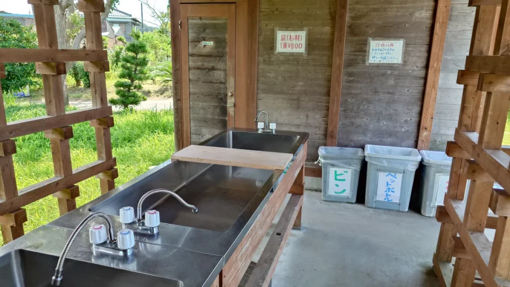 人魚の湯オートキャンプ場炊事棟シンクとゴミ収集所