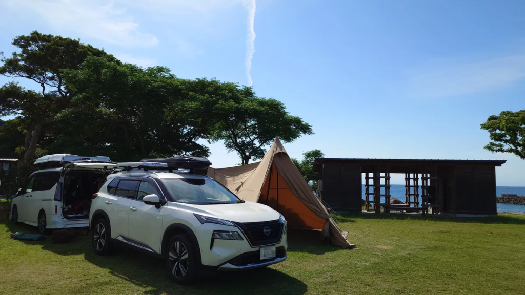 人魚の湯オートキャンプ場電源付オートサイト縦列した車とテント