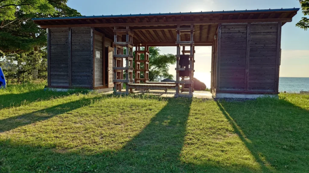 人魚の湯オートキャンプ場電源付オートサイト付近の温水シャワー施設