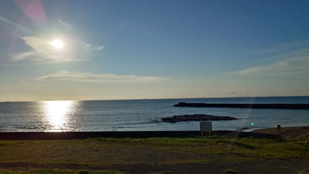 人魚の湯オートキャンプ場電源付オートサイトから見た海岸