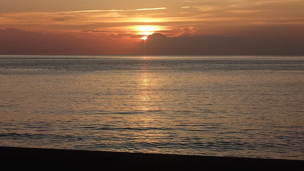 人魚の湯オートキャンプ場電源付オートサイト東京湾へ沈む夕日