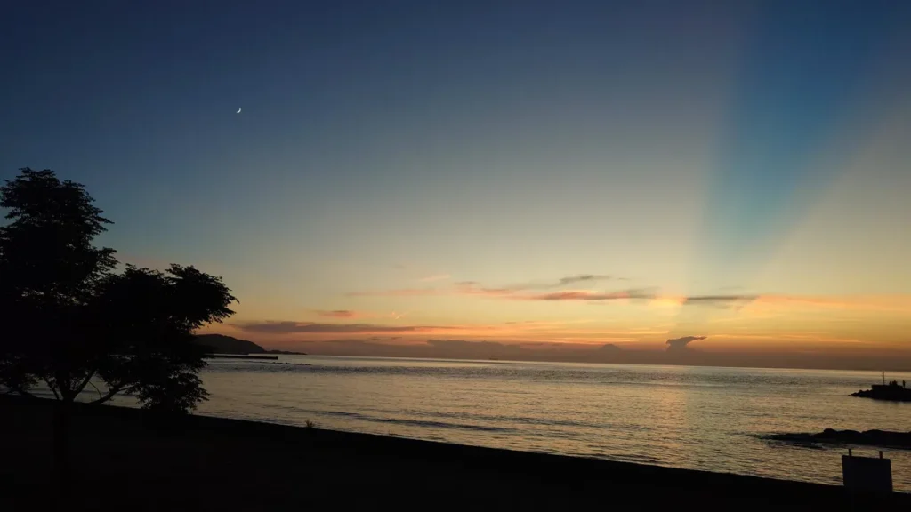 人魚の湯オートキャンプ場電源付オートサイトから薄明の東京湾