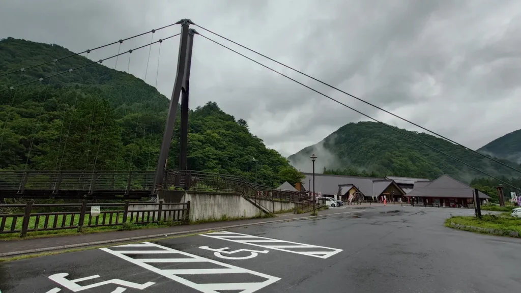 水の郷観光センターと吊り橋