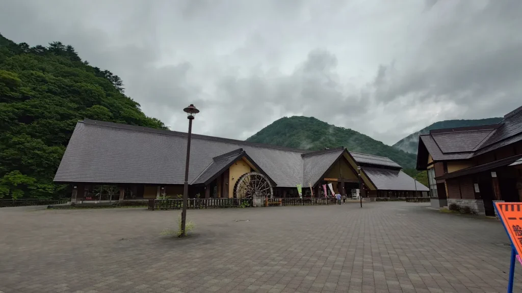 湯西川水の郷観光センター