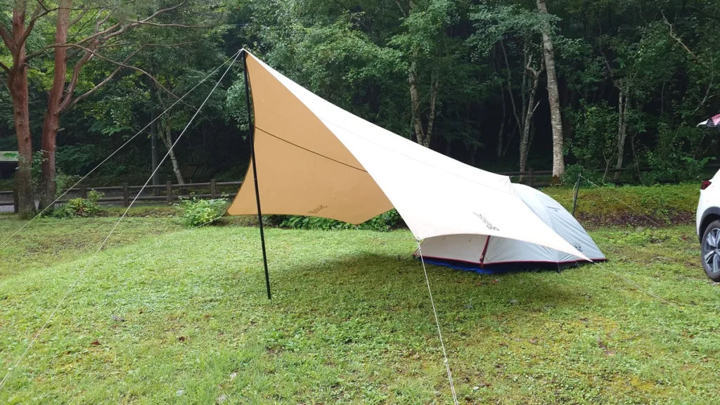安ヶ森キャンプ場Ｅサイトテントとタープ