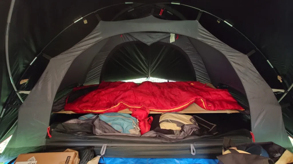ソロテント内のコットとシュラフ