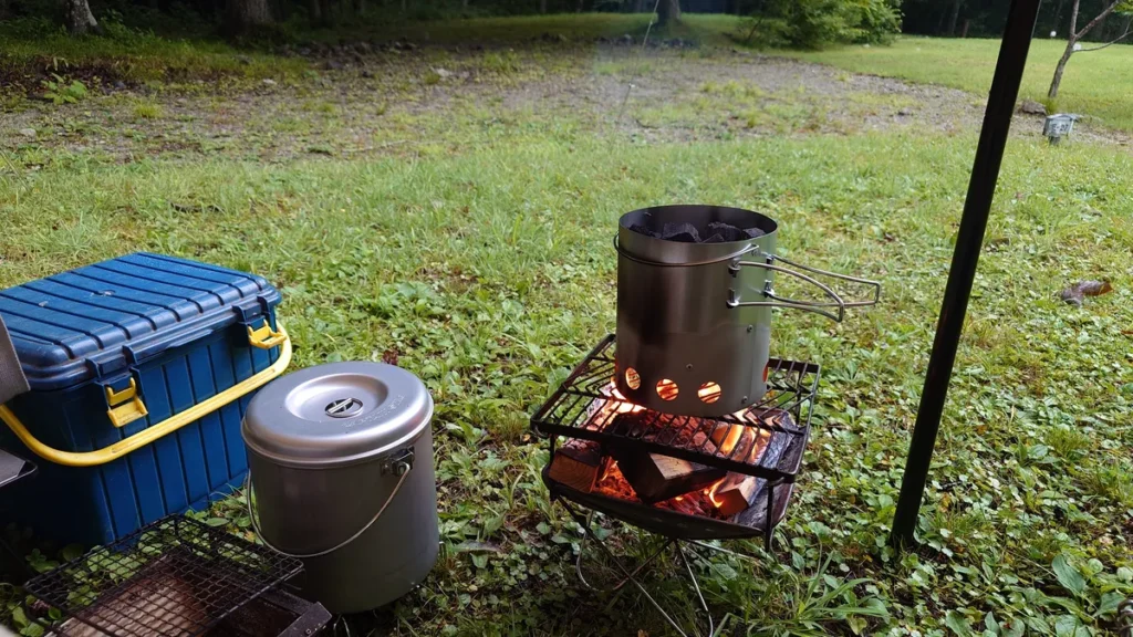 焚き火台の上の火越器