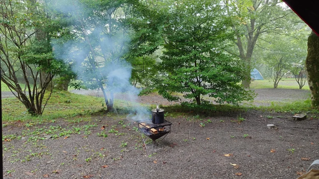 突然の夕立で消える焚き火