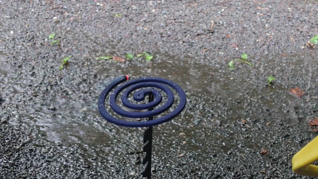 夕立で湿る蚊取り線香