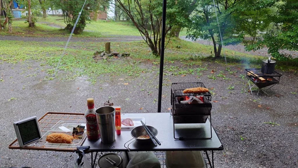 雨を眺めてスローキャンプ