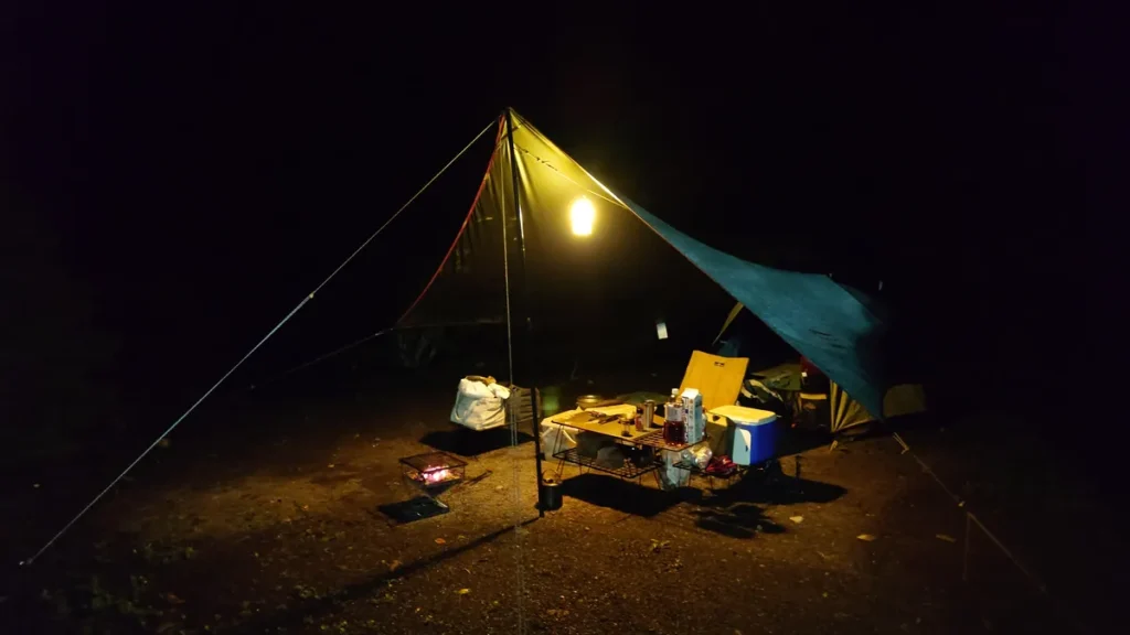 夜のテントサイト、焚き火再開