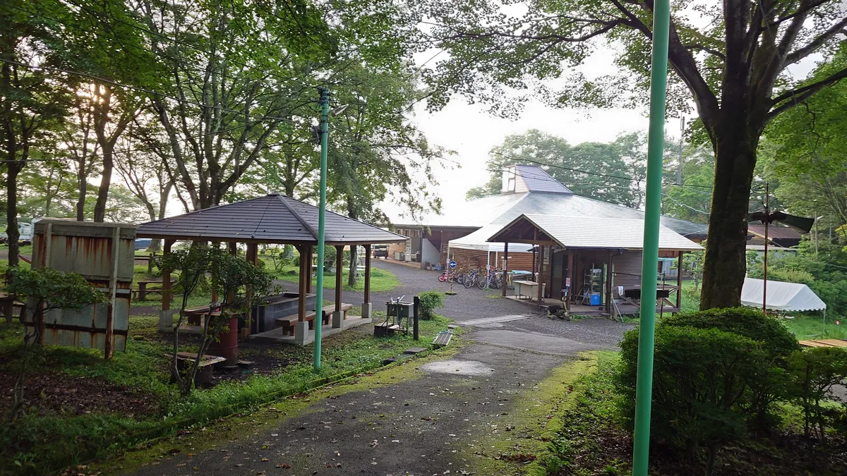 わらび平森林公園キャンプ場管理棟周辺