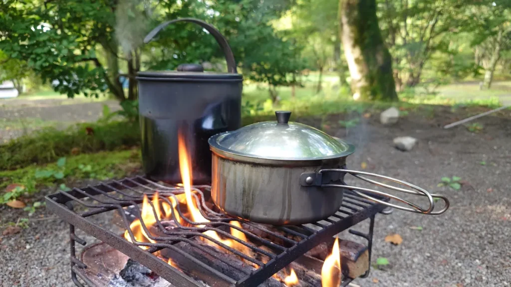 焚き火での朝食準備