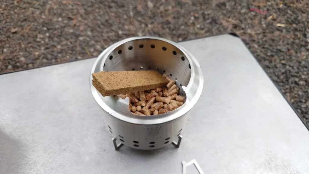 シェラもえファイヤー投入済みのペレットと着火剤