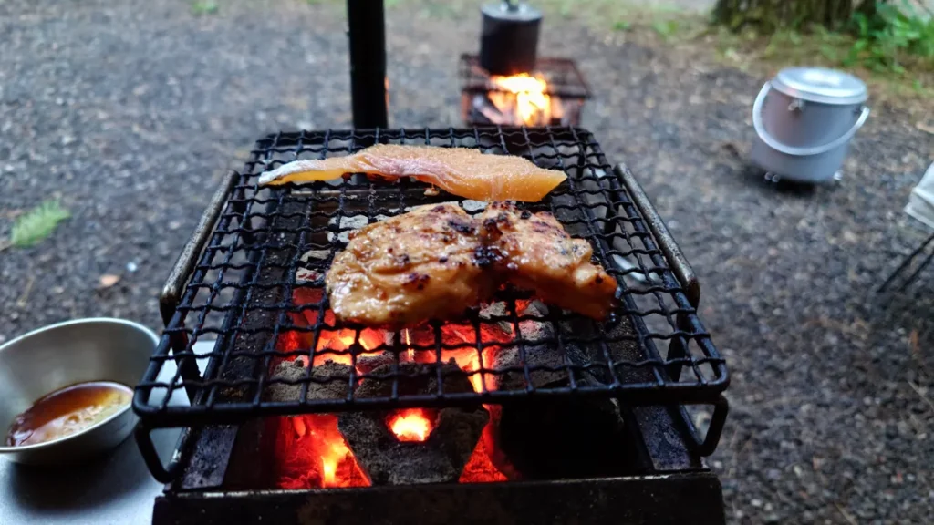 鳥の炭火焼きとニジマスのあぶり