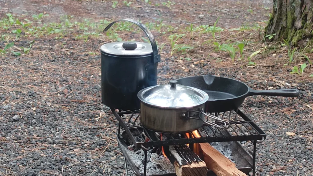 焚き火の上の調理器具