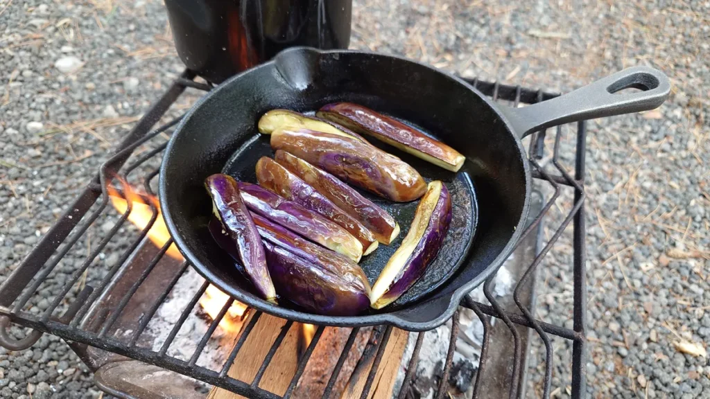 スキレットで調理中の茄子