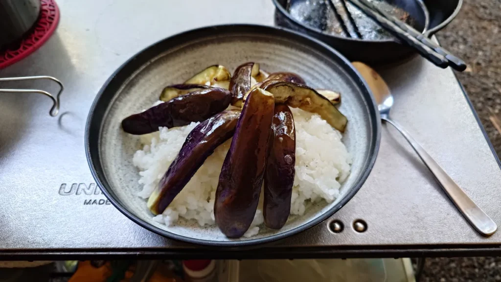 茄子焼きを盛り付けたごはん