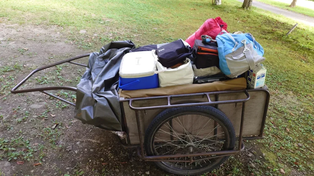 フリーサイトへ到着荷物満載のリヤカー