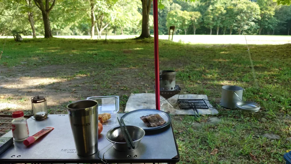 焚き火台の上の炭の火起こし器