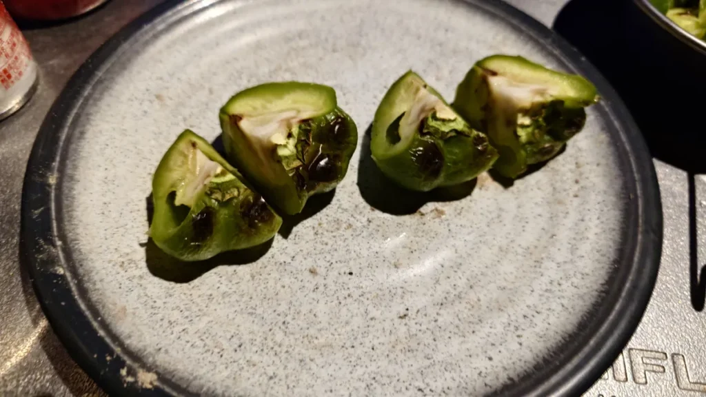 炭火焼きしたピーマンのカット