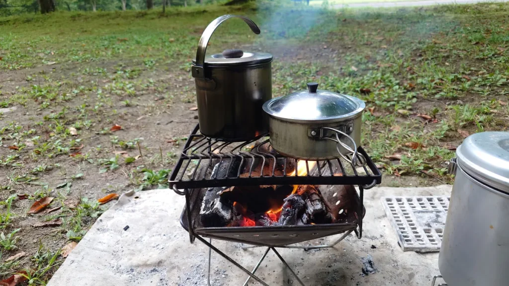 焚き火の上のヤカンと鍋