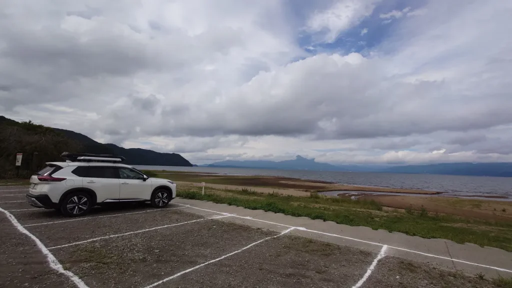 湖南青松浜駐車場と猪苗代湖