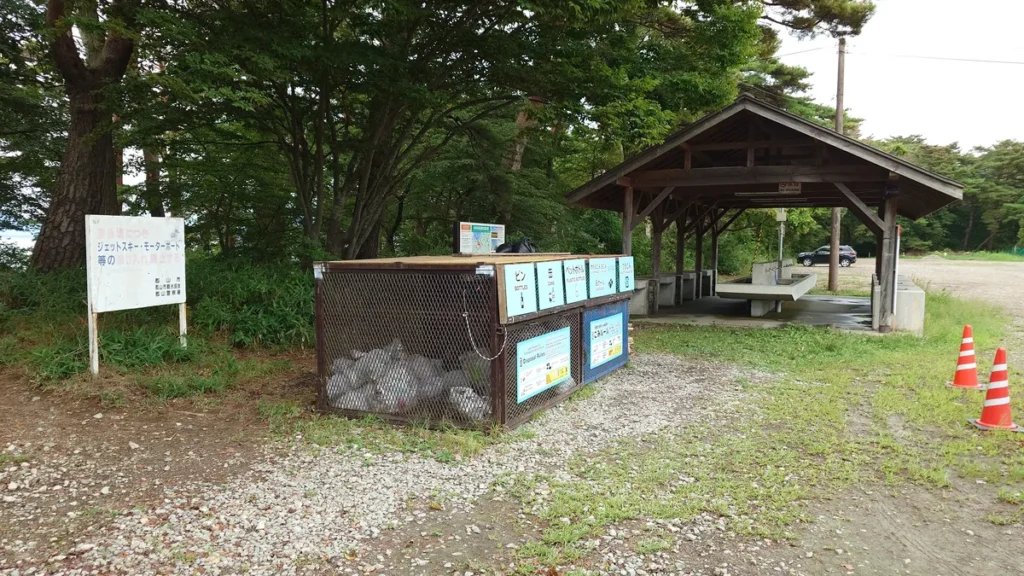 湖南七浜舟津浜駐車場ゴミ収集所と炊事場