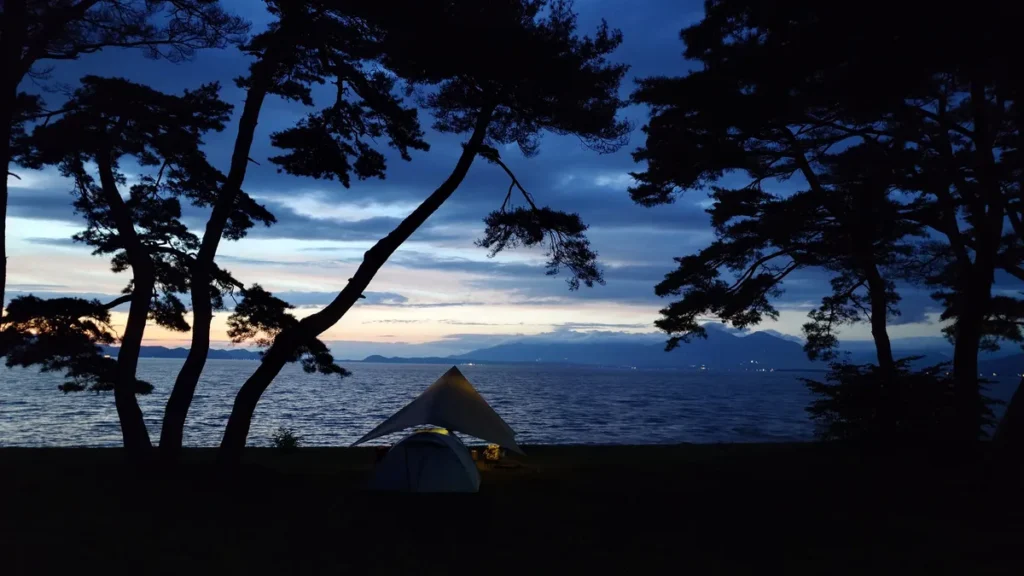 ソロテントと猪苗代湖