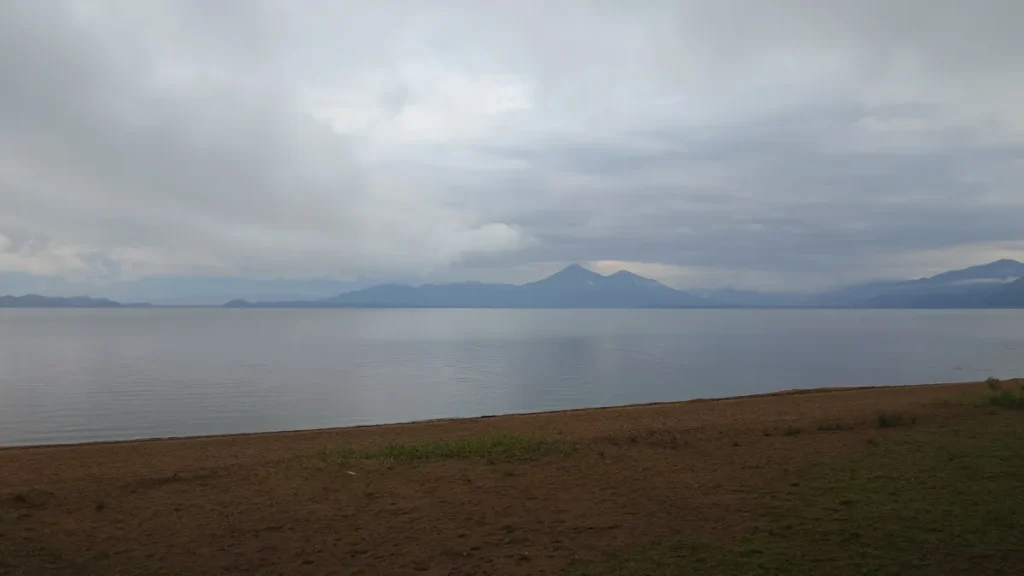 早朝の猪苗代湖と磐梯山