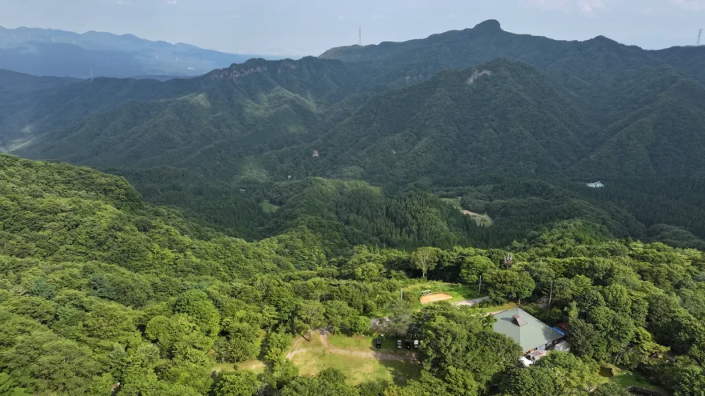 わらび平森林公園キャンプ場管理棟＆見晴台方面