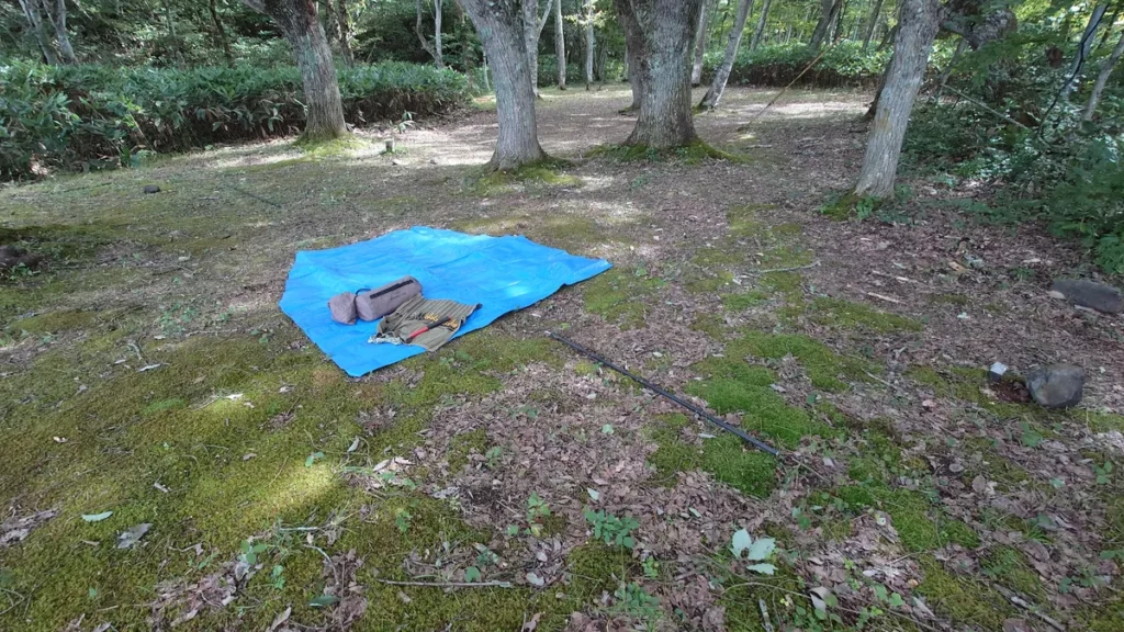 広げたグランドシートとメインポール