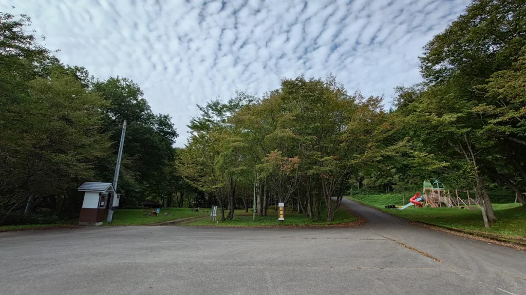 しらかば公園キャンプ場オートキャンプエリア入口付近