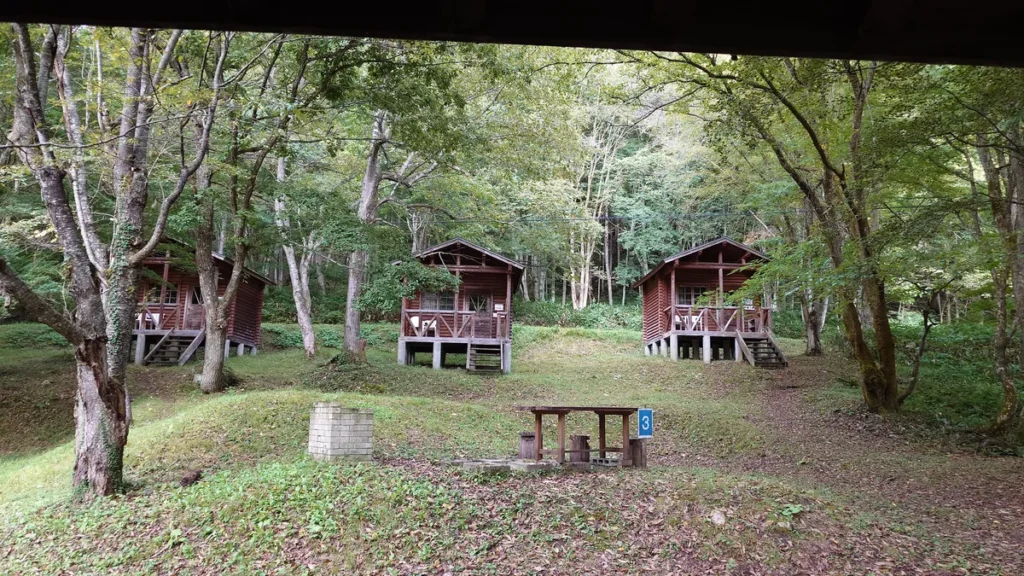 しらかば公園キャンプ場オートキャンプエリアバンガロー