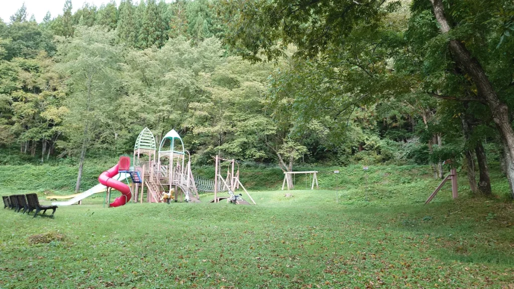 しらかば公園キャンプ場オートキャンプエリア入口の付近の遊具