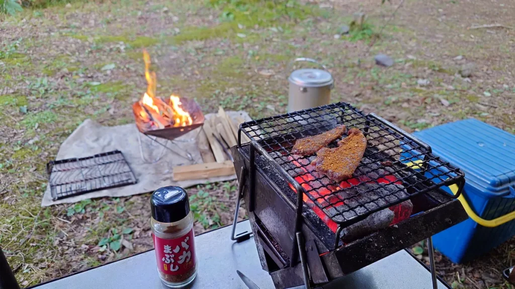 焚き火と豚レバーの炭火焼き