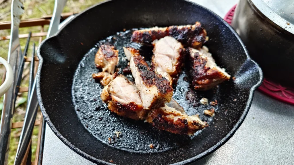 スキレットで焼いた鶏もも肉ちょっと焦げすぎ