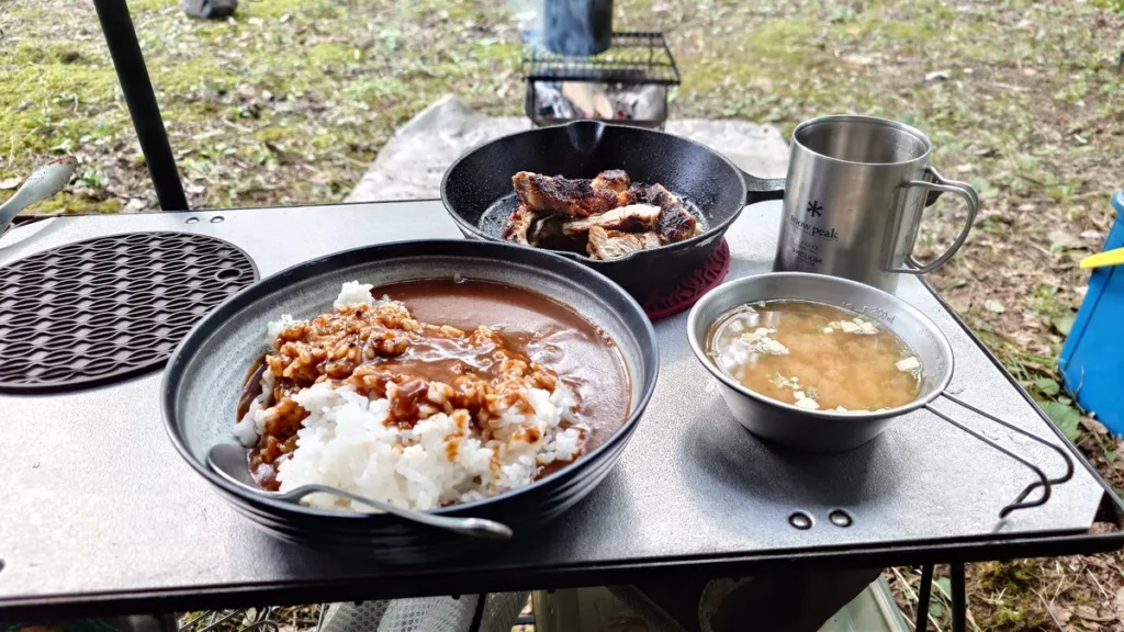 朝カレー朝食鶏モモ焼き付