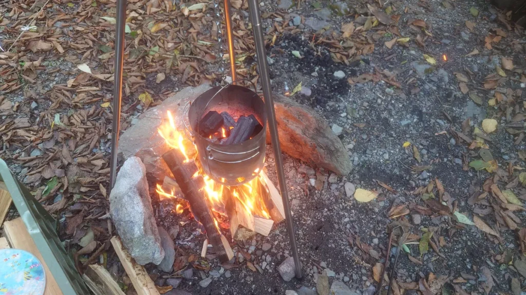 焚き火で炭お越し