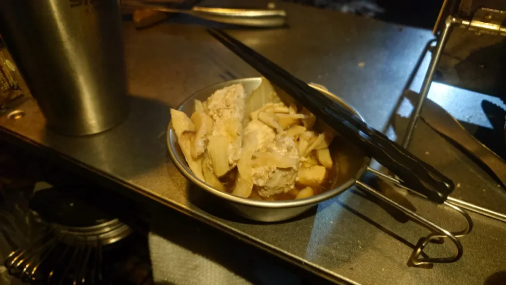 シェラカップに取り分けた鍋