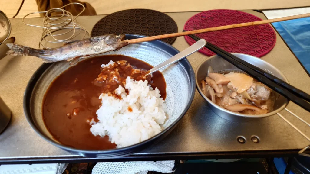 いつもの朝カレー朝食とヤマメの塩焼き