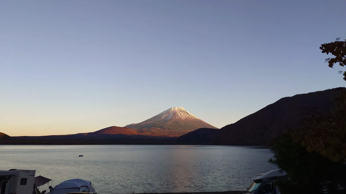 洪庵キャンプ場本栖湖からの富士山