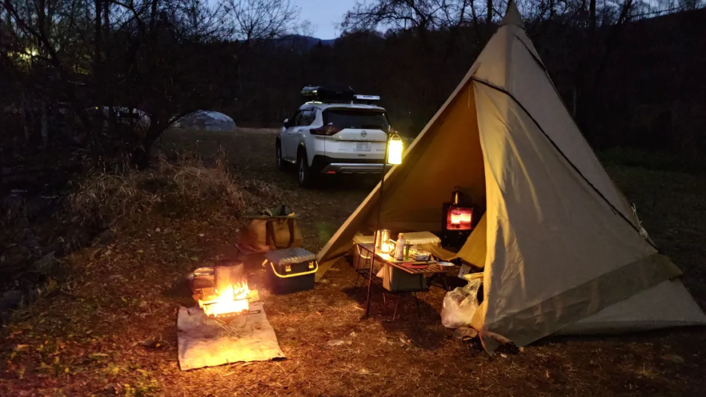 ささの湯キャンプ場夜のオートサイト