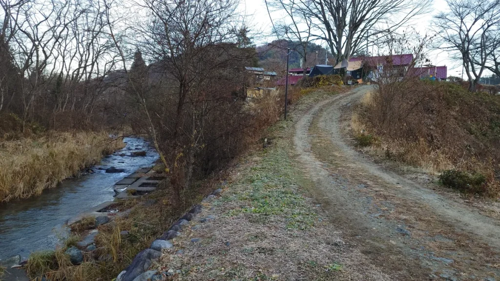 ささの湯温泉キャンプ場入口の登り坂