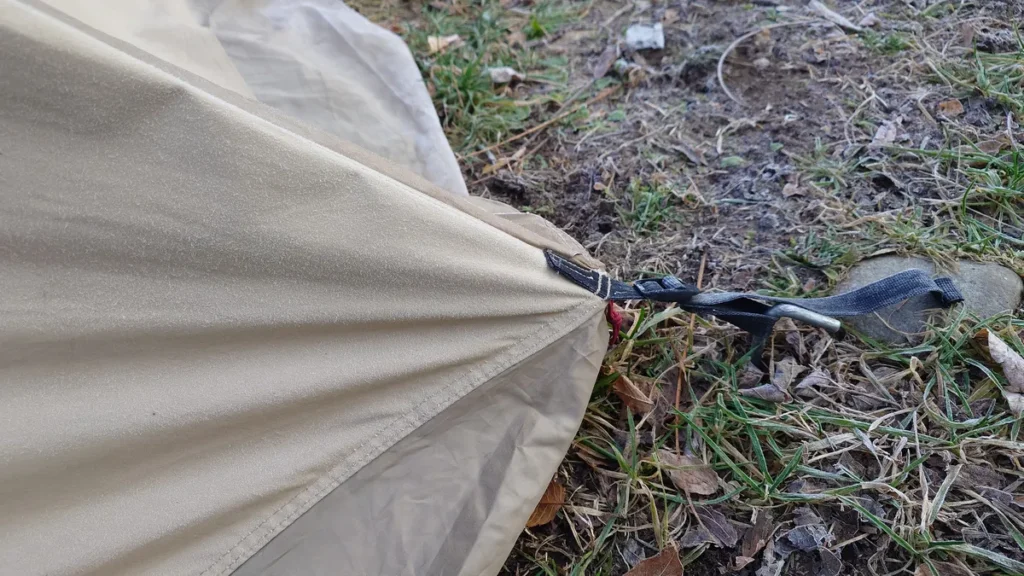 霜が降りたテント