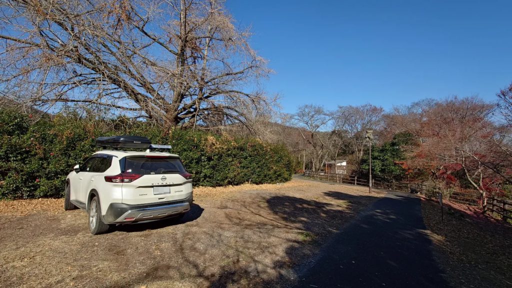 里山VILLAGE四季彩館キャンプ場ソロデュオエリアに駐めた愛車