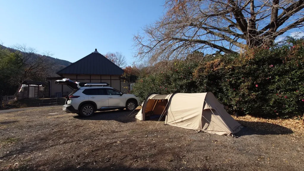里山VILLAGE四季彩館キャンプ場ソロデュオエリア愛車とテント