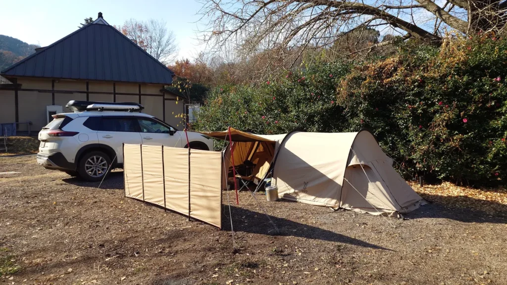 里山VILLAGE四季彩館キャンプ場ソロデュオエリアに設営したテント